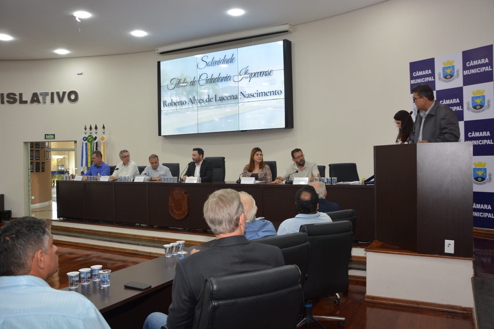 Ato de entrega de título de cidadania ao secretário Roberto de Lucena